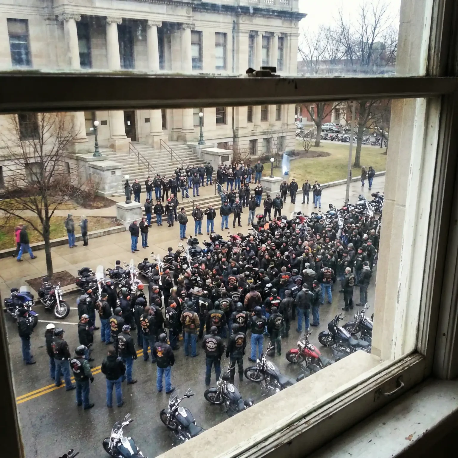 200 Bikers Surrounded the Court After the DA Charged a Veteran for Shooting the Man Who Broke Into His Home